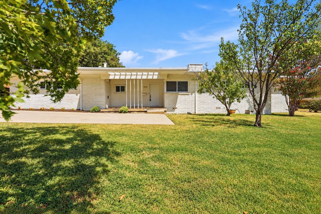 3921 Clayton Road E, Fort Worth, TX 76116 — exterior