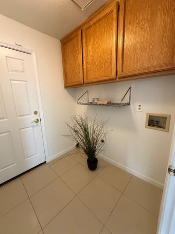 5931 Sternsburg Way, Sacramento, CA 95823