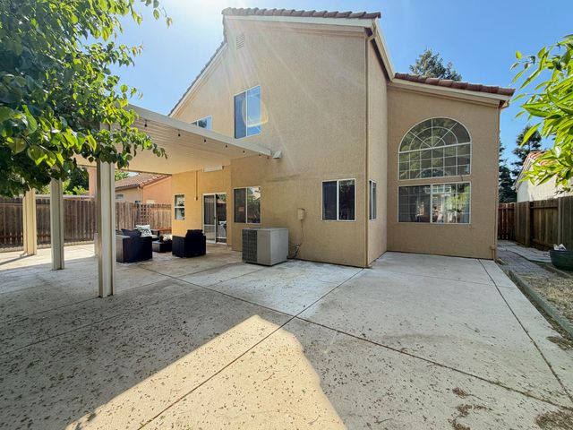 5931 Sternsburg Way, Sacramento, CA 95823