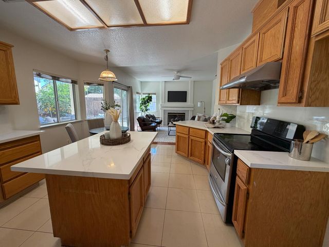 5931 Sternsburg Way, Sacramento, CA 95823