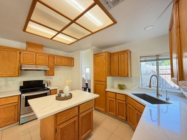 5931 Sternsburg Way, Sacramento, CA 95823