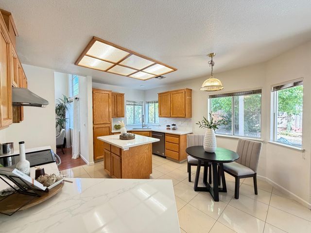 5931 Sternsburg Way, Sacramento, CA 95823