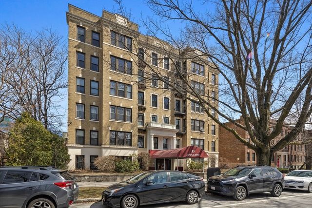 10 Jamaicaway 28, Boston, MA 02130