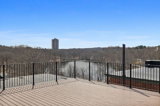 10 Jamaicaway 28, Boston, MA 02130