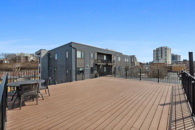 10 Jamaicaway 28, Boston, MA 02130