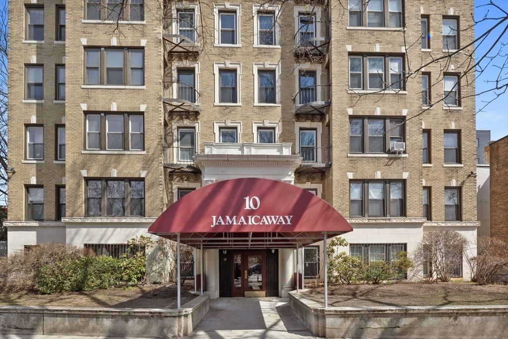 10 Jamaicaway 28, Boston, MA 02130