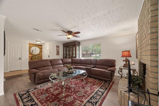 92 S Waxberry Road, The Woodlands, TX 77381