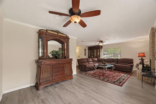 92 S Waxberry Road, The Woodlands, TX 77381