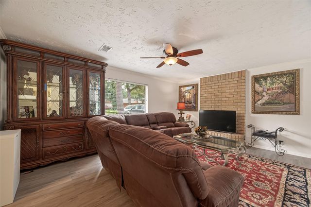 92 S Waxberry Road, The Woodlands, TX 77381