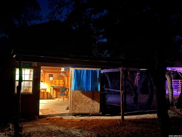 233 Rust Ranch Rd., Blanco, TX 78606