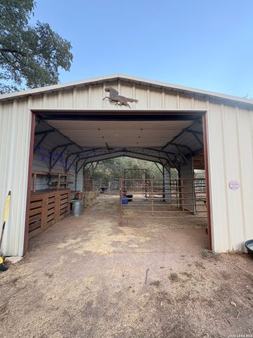 233 Rust Ranch Rd., Blanco, TX 78606