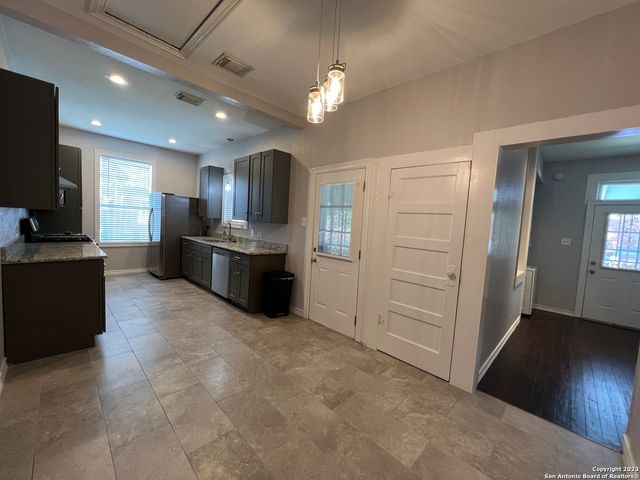 1011 Dawson St, San Antonio, TX 78202