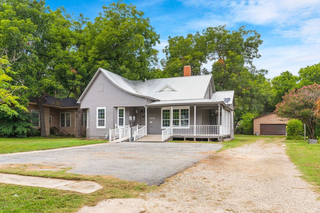 1315 E Pecan Street, Gainesville, TX 76240