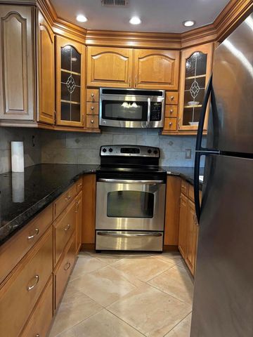 13 CHATHAM A, West Palm Beach, FL 33417