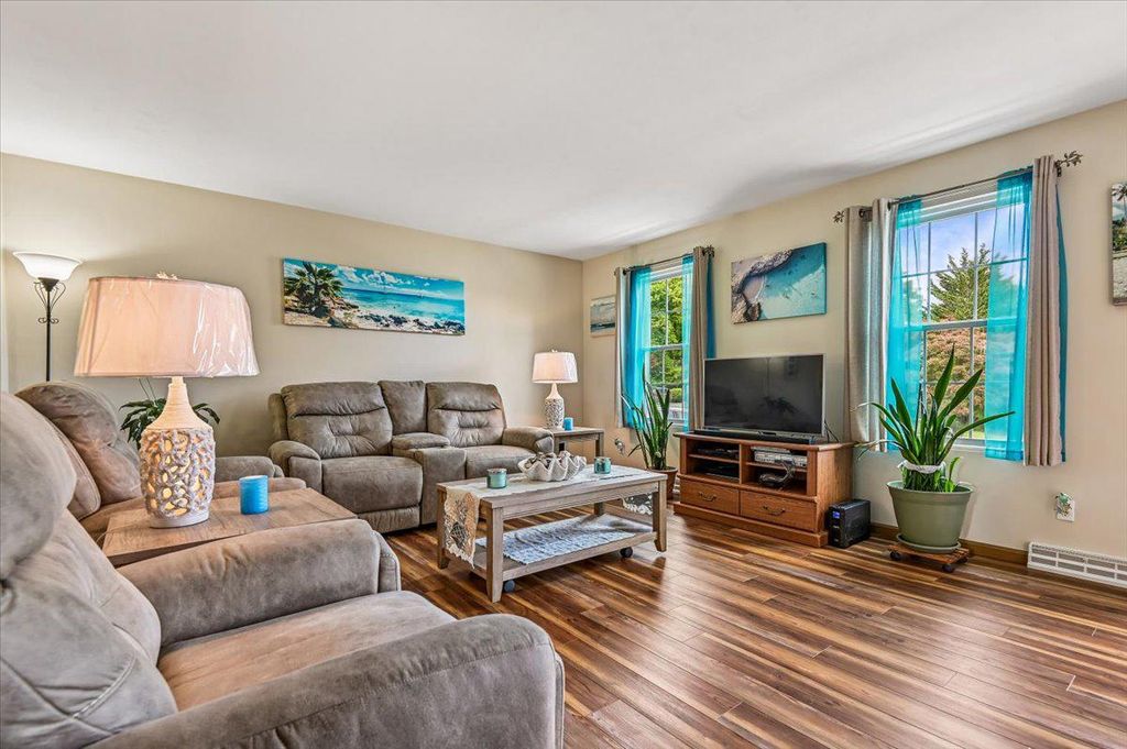 Image 5 of property listing at 2813 BROUGHAM CT, Manchester, MD 21102