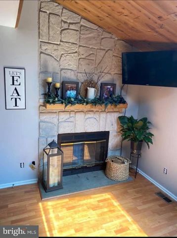 33 GREENRIDGE CIR, Newtown, PA 18940