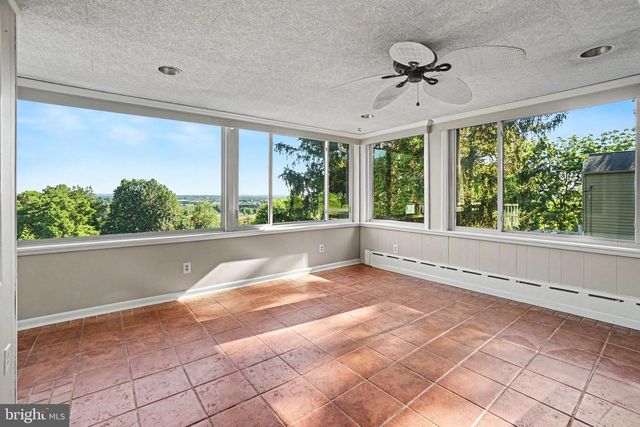 260 BLOSSOM HILL DR, Lancaster, PA 17601
