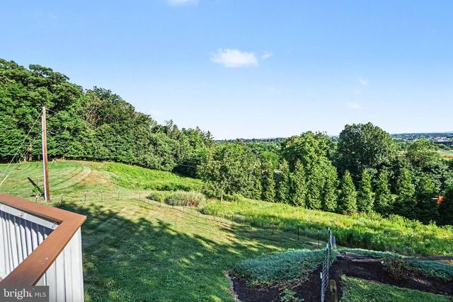 260 BLOSSOM HILL DR, Lancaster, PA 17601