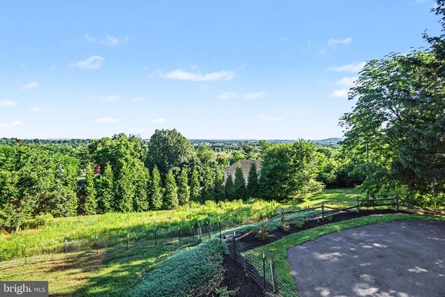 260 BLOSSOM HILL DR, Lancaster, PA 17601