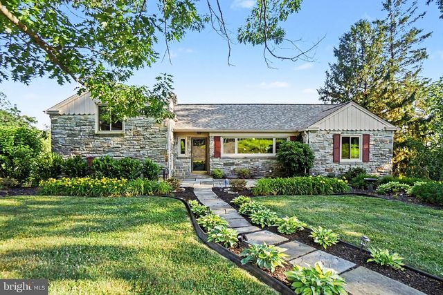 260 BLOSSOM HILL DR, Lancaster, PA 17601
