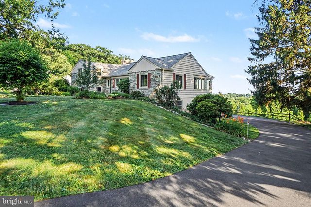 260 BLOSSOM HILL DR, Lancaster, PA 17601