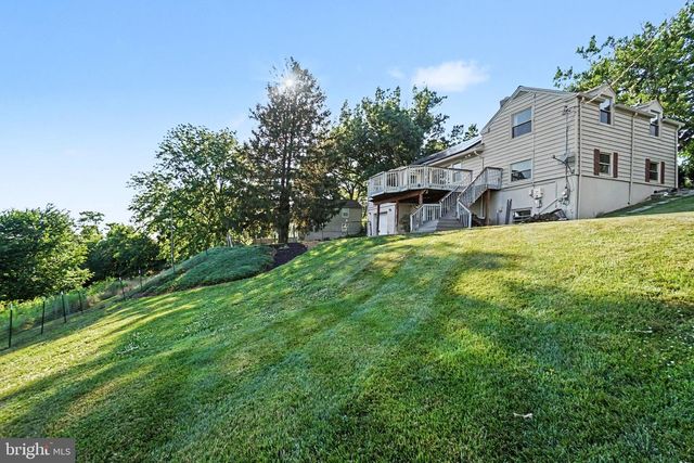 260 BLOSSOM HILL DR, Lancaster, PA 17601
