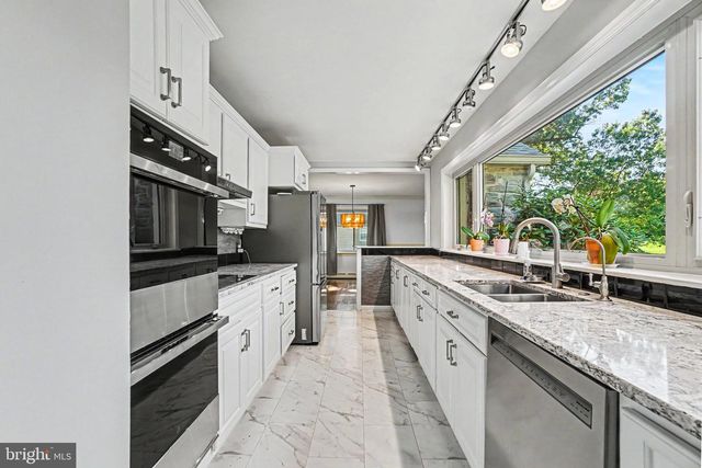 260 BLOSSOM HILL DR, Lancaster, PA 17601