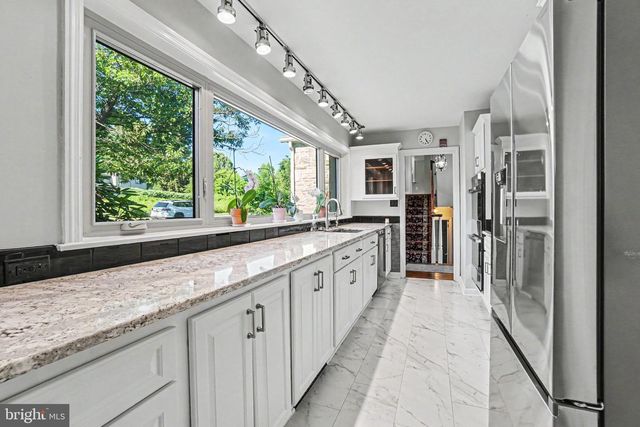 260 BLOSSOM HILL DR, Lancaster, PA 17601