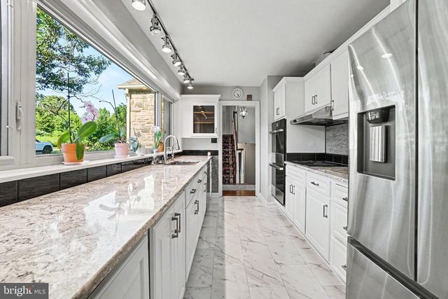 260 BLOSSOM HILL DR, Lancaster, PA 17601