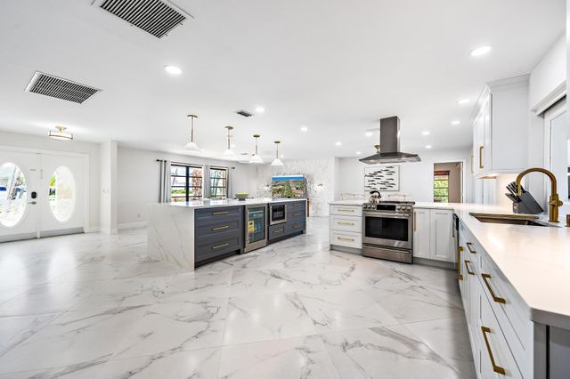 8422 SE Royal Street, Hobe Sound, FL 33455