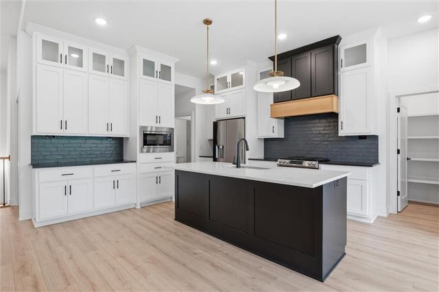 13446 Terrace Park Drive, Parkville, MO 64152