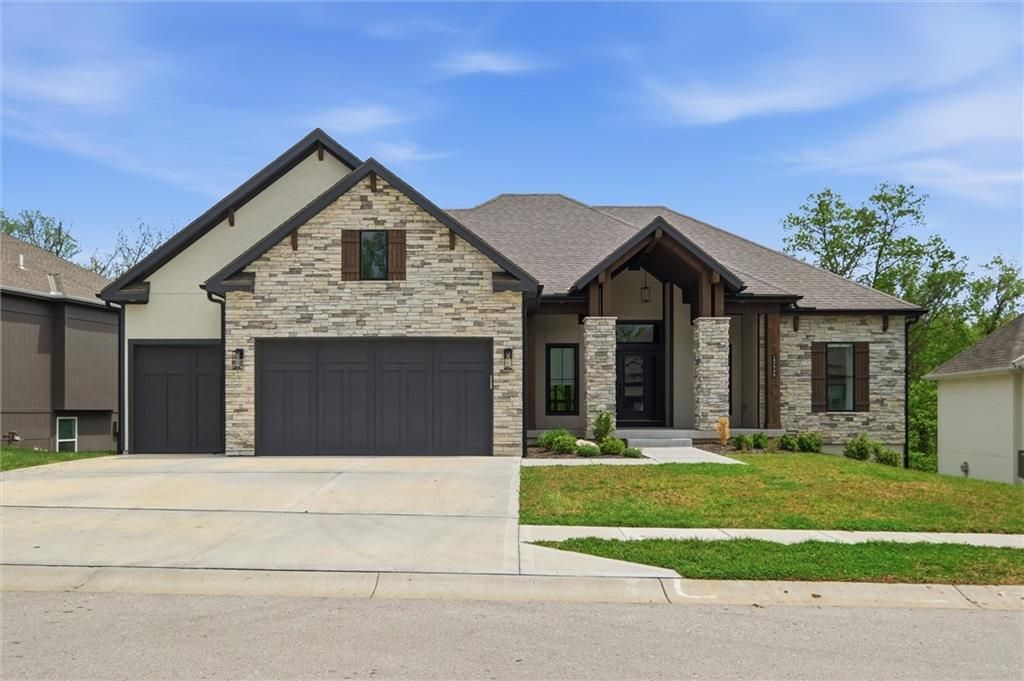 13446 Terrace Park Drive, Parkville, MO 64152