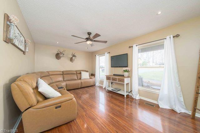 6148 Brinkley Park Drive, Belews Creek, NC 27009