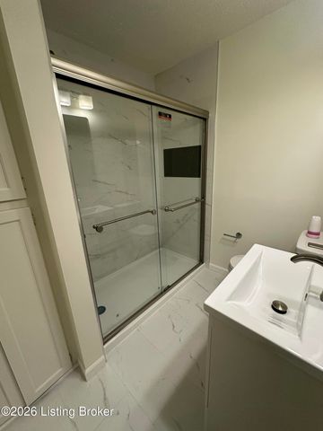 4806 Mid Dr, Louisville, KY 40272