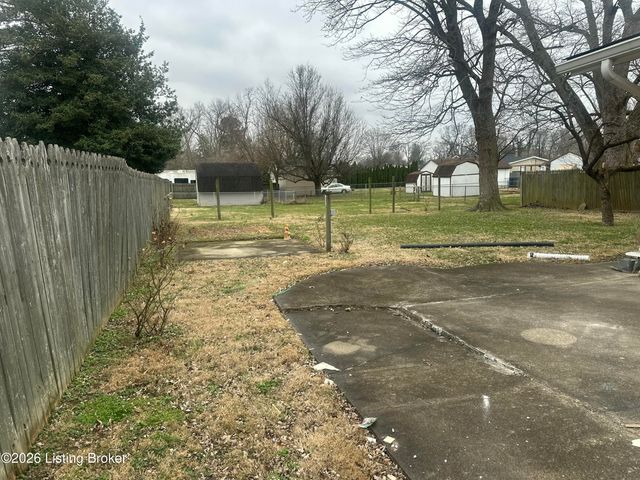 4806 Mid Dr, Louisville, KY 40272