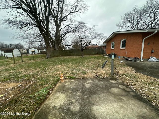 4806 Mid Dr, Louisville, KY 40272