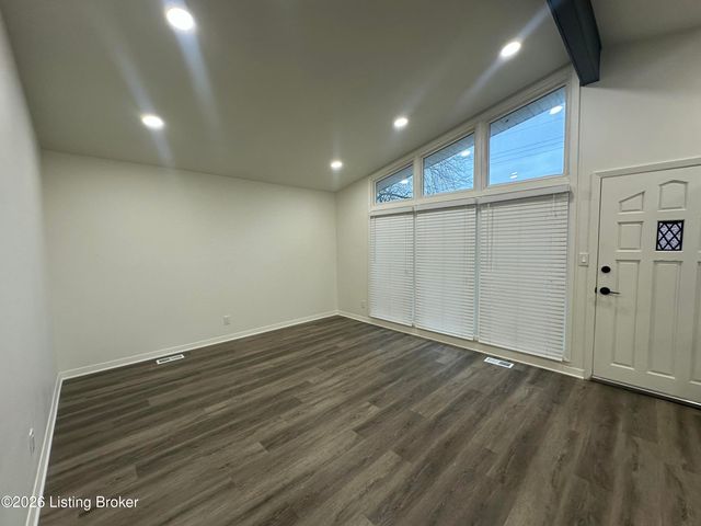 4806 Mid Dr, Louisville, KY 40272