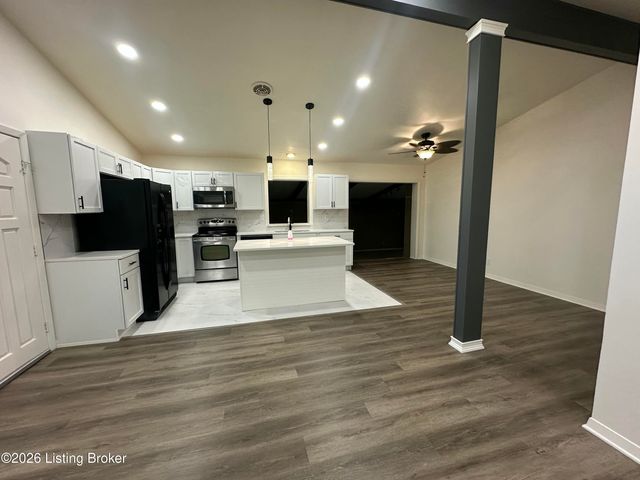 4806 Mid Dr, Louisville, KY 40272