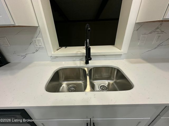 4806 Mid Dr, Louisville, KY 40272