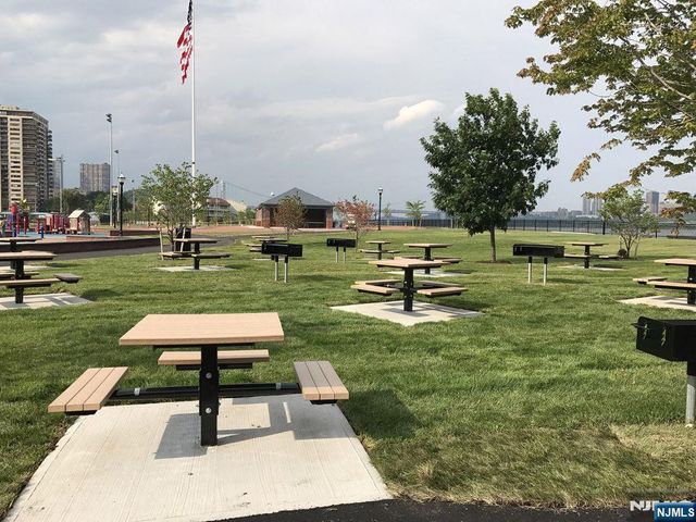 1111 River Road D5, Edgewater, NJ 07020