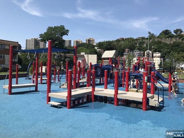 1111 River Road D5, Edgewater, NJ 07020