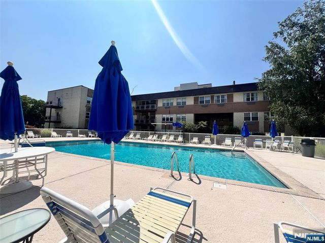 1111 River Road D5, Edgewater, NJ 07020