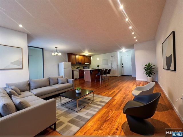 1111 River Road D5, Edgewater, NJ 07020