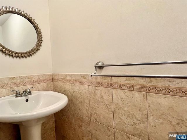 1111 River Road D5, Edgewater, NJ 07020