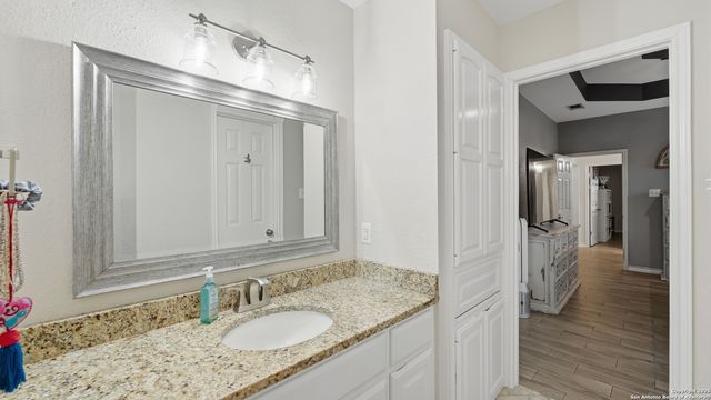 226 Broken Arrow, Floresville, TX 78114