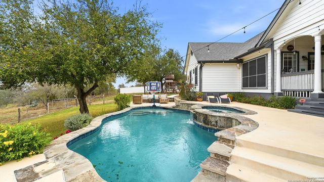 226 Broken Arrow, Floresville, TX 78114