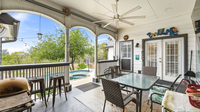 226 Broken Arrow, Floresville, TX 78114