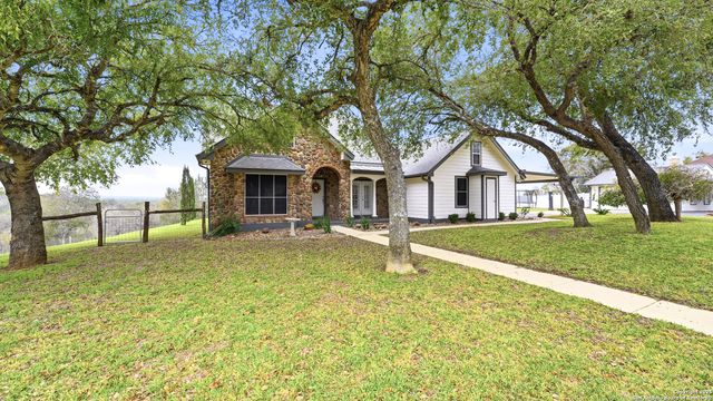 226 Broken Arrow, Floresville, TX 78114