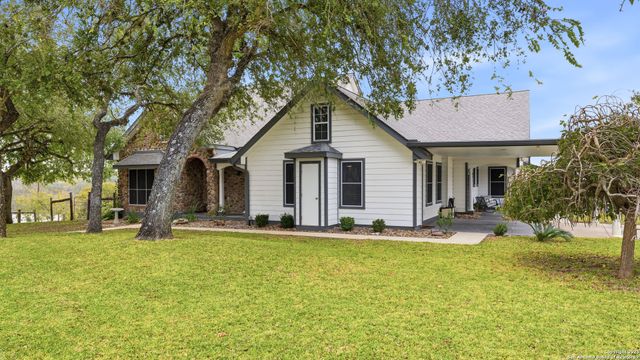 226 Broken Arrow, Floresville, TX 78114