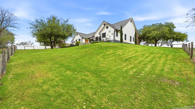 226 Broken Arrow, Floresville, TX 78114